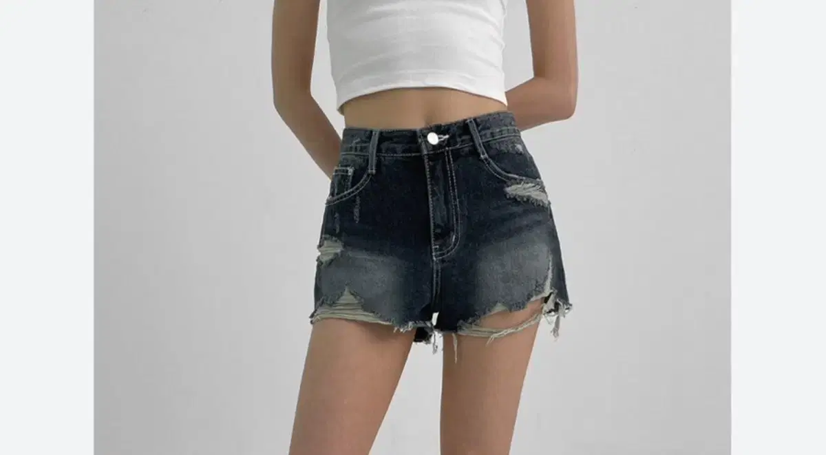 구해요) 블랙업 dropped damage denim shorts